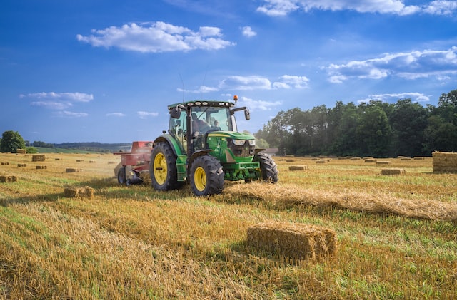 traktor na polu