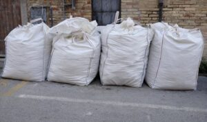 ustawione w rzędzie worki Big Bag gotowe do wywiezienia